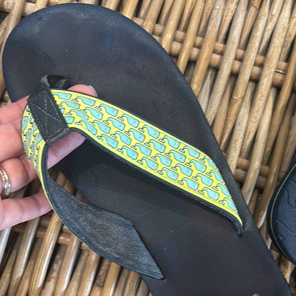 Vineyard Vines Navy and Yellow Whale flip flops size 8 - Picture 3 of 5